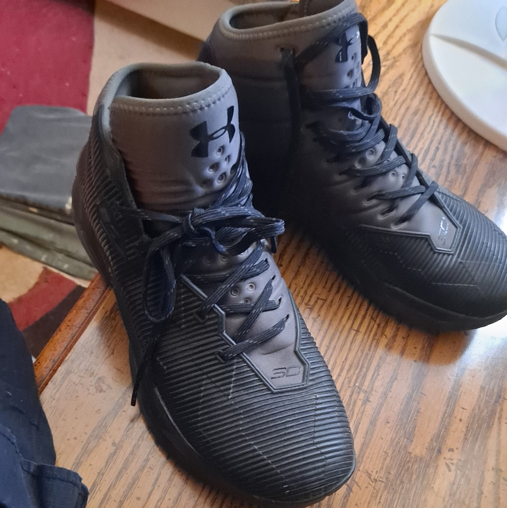 Under armour steff curry shoes  2.5